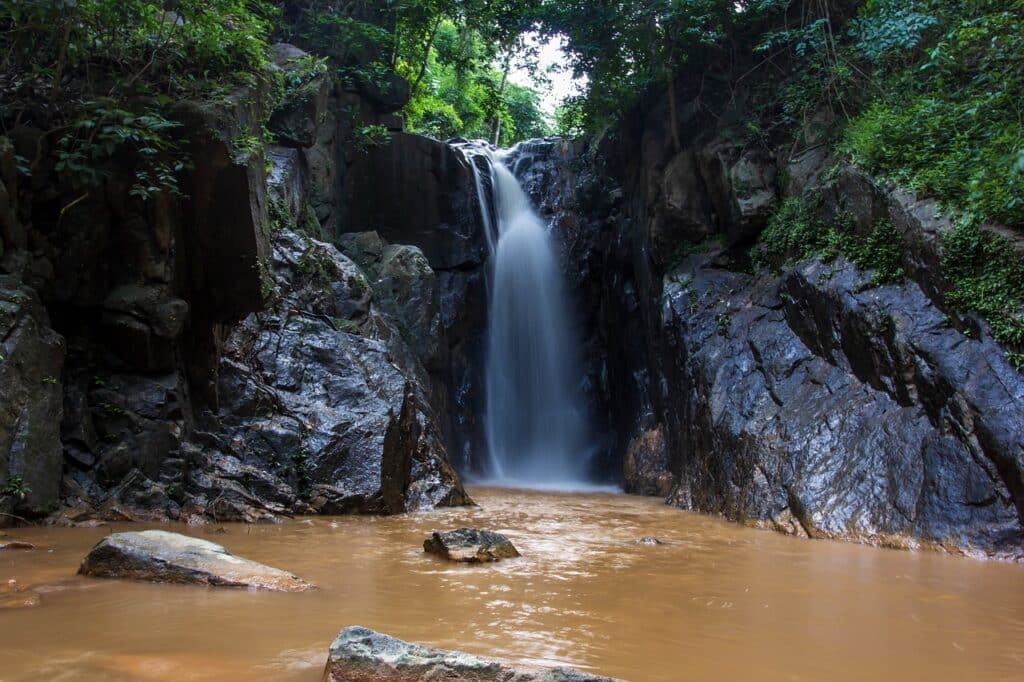 eau contenant des éléments nuisibles